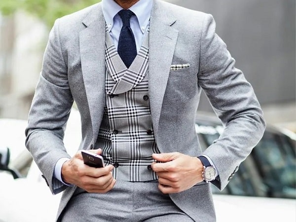 تصویر کت شلوار زغالی با جلیقه چهارخانه