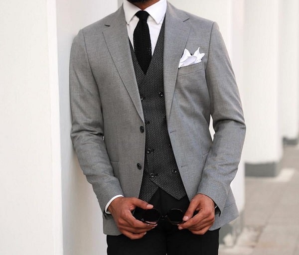 تصویر کت شلوار طوسی روشن با جلیقه ذغالی