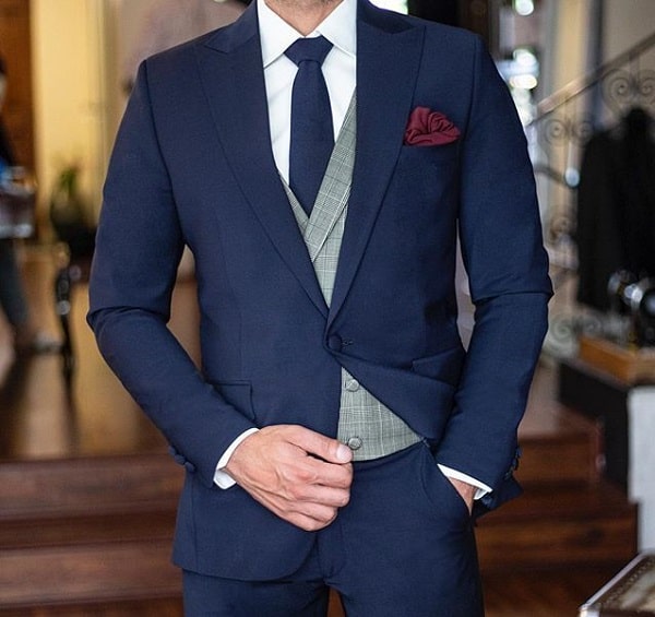 تصویر کت شلوار سورمه‌ای با جلیقه خاکستری